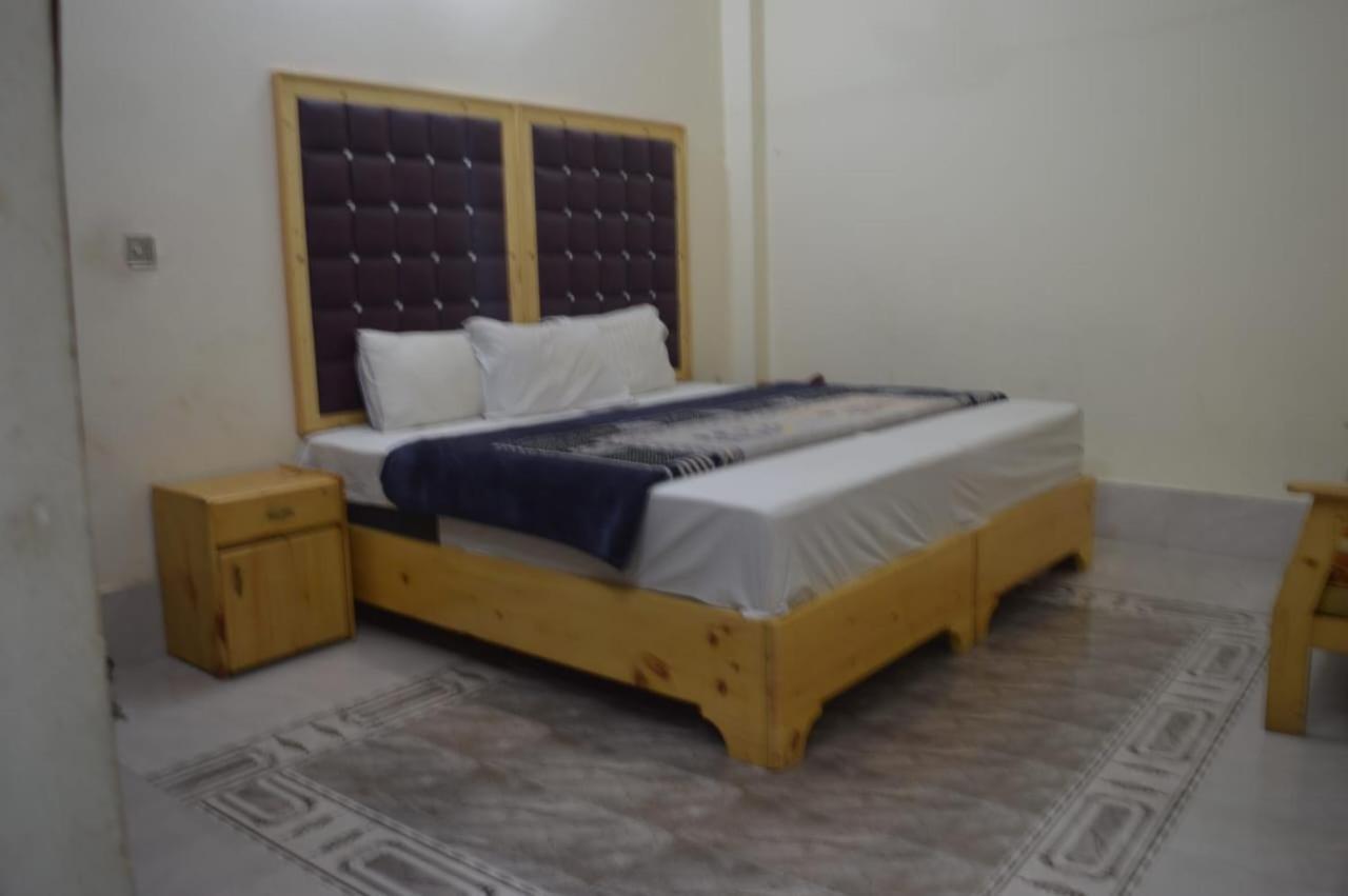F R Darya E Swat Hotel Saidu Sharif Rum bild