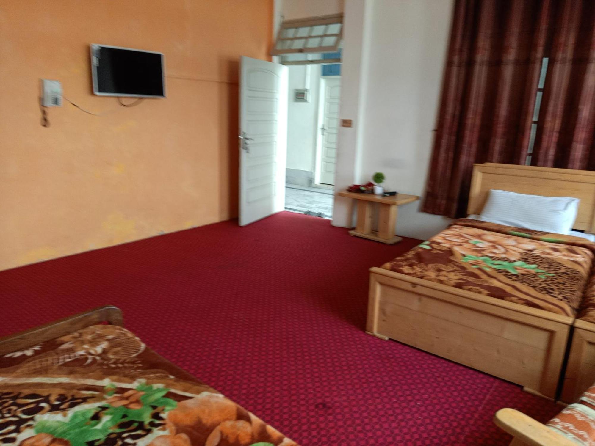 F R Darya E Swat Hotel Saidu Sharif Rum bild